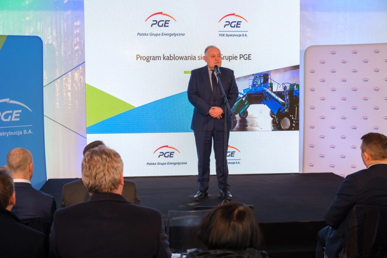 Prezes PGE Wojciech Dąbrowski - prezentacja pierwszej w Polsce maszyny do kablowania